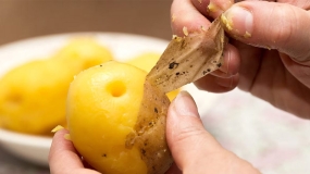  روش ساده برای پوست کندن سیب زمینی پخته