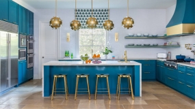 آشپزخانه با دیزاین مدرن و تم آبی طلایی